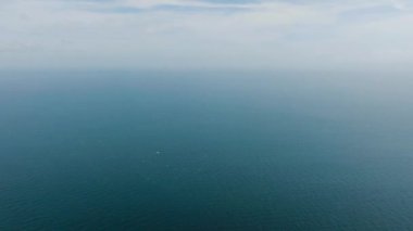 Dalgalarla açık deniz yüzeyi. Mavi gökyüzü ve bulutlar. Santa Fe, Tablas, Romblon. Filipinler.