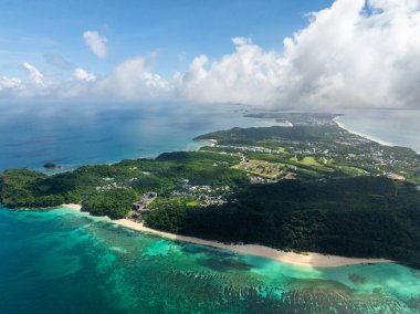 Boracay Adası mavi denizle çevrili. Mavi gökyüzü ve bulutlar. Filipinler.