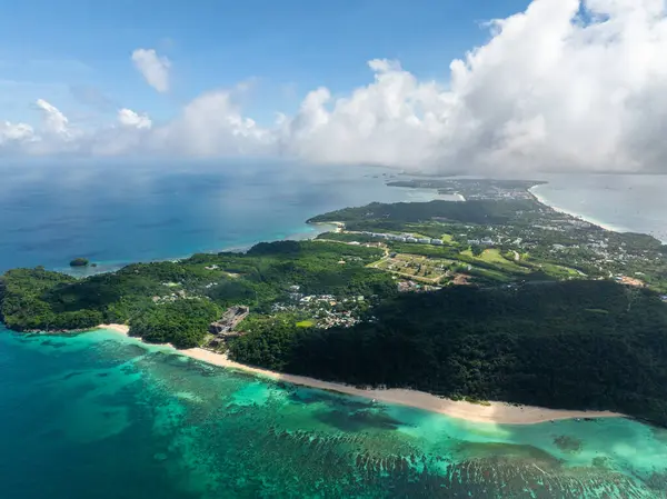 Boracay Adası mavi denizle çevrili. Mavi gökyüzü ve bulutlar. Filipinler.