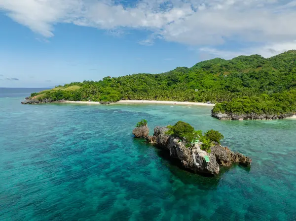 Cobrador Adası 'nda turkuaz su ve mercanlarla çevrili bir ada. Romblon, Filipinler.