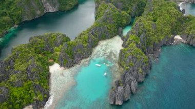 Miniloc Adası 'nda tekne ve kanoyla göllerde dalgalar. El Nido, Palawan. Filipinler.