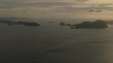 El Nido 'daki adalar ve İsletler. Gün batımı manzarası. Palawan 'da. Filipinler.