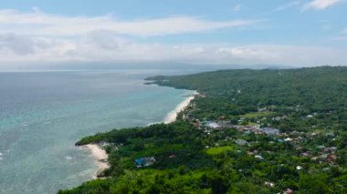Poblacion San Jose 'nin hava manzarası. Mavi gökyüzü ve bulutlar. Carabao Adası, Romblon. Filipinler.