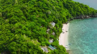 Tinaoog Beach Resort 'taki beyaz plajın havadan görüntüsü. Alad Adası. Romblon, Filipinler.