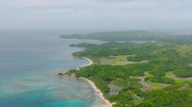 Sahilde tarım arazileri ve beyaz plajları olan tropik bir ada. Santa Fe, Tablas, Romblon. Filipinler.