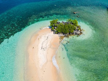Tropikal adada ve turkuaz deniz suyunda çok güzel bir kumluk. Mindanao, Filipinler. Hava görünümü.