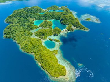 Güzel tropikal göl ve mavi deniz yüzeyi olan adalar. Tinago Adası. Mindanao, Filipinler. Yaz ve seyahat konsepti.