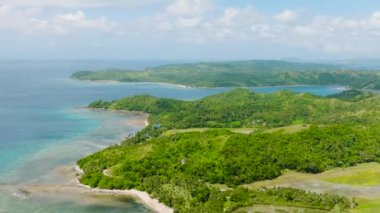 Turkuaz deniz suyu beyaz kumsalda. Santa Fe, Tablas, Romblon 'daki çeltik pirinç tarlaları. Filipinler.