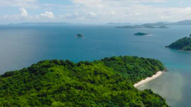 Yeşil bitkileri ve kumsalı olan adalar. El Nido, Palawan 'daki Cagbuli Adası. Filipinler.