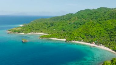 Beyaz plajı ve turkuaz deniz suyu olan bir ada. Cobrador Adası. Romblon, Filipinler.