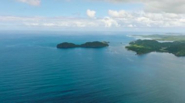 Mavi denizle çevrili Kalampisauan Adası. Busuanga, Palawan. Filipinler.