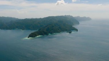 Coron Adası 'ndaki gölcükler mavi denizle çevrili. Palawan 'da. Filipinler.
