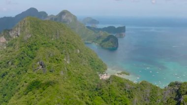 Plajları ve evleri olan El Nido. Mavi gökyüzü ve bulutlar. Palawan 'da. Filipinler.