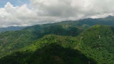 Yağmur ormanlarıyla kaplı güzel dağ manzarası. Mindanao, Filipinler.
