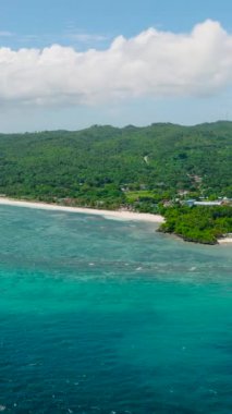 Sahilleri olan Carabao Adası. Mavi gökyüzü ve bulutlar. San Jose, Romblon. Filipinler. Dikey görünüm.