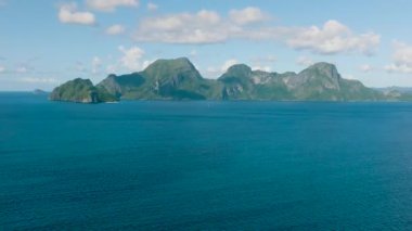 Mavi denizle çevrili tropikal adaların havadan görünüşü. El Nido. Palawan, Filipinler.