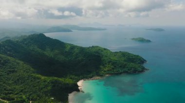 Turkuaz su ve mercanlı tropikal adanın en üst manzarası. Diapela Sahili. El Nido, Palawan. Filipinler.