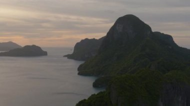 Güzel kireçtaşı kayaları olan El Nido Adaları. Cadlao Adası. Palawan, Filipinler.