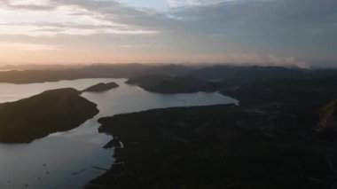 Coron 'da alacakaranlık vakti uygun bir kasaba ve adaların etrafında tekneler. Palawan, Filipinler.