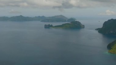 Helikopter Adası ve Cadlao Adası 'ndaki beyaz kumsal. El Nido, Palawan. Filipinler.