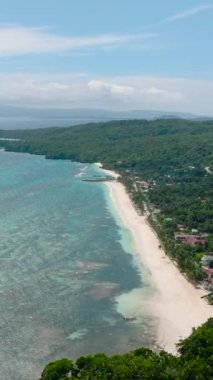 Turkuaz su ve mercanlarla kumlu plajların drone görüntüsü. Poblacion San Jose 'de. Carabao Adası, Romblon. Filipinler. Dikey görünüm.