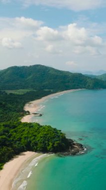 Beyaz kumsal ve yeşilimsi berrak su. El Nido, Palawan 'daki Mariposa Sahili ve Duli Sahili. Filipinler. Dikey görünüm.