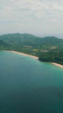 Dagmay Sahili 'ndeki okyanus dalgaları ve El Nido, Palawan' daki Mariposa Sahili. Filipinler. Dikey görünüm.