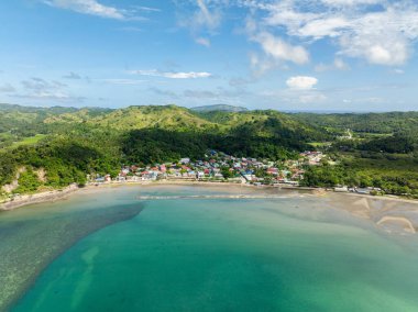 Santa Fe 'deki konut aerası ve binalar. Turkuaz deniz suyu kıyı şeridinde. Masalar, Romblon. Filipinler.