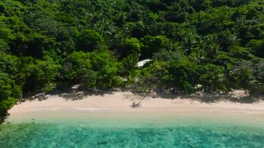 Talipasak Sahili 'nde turkuaz deniz suyu. Mavi gökyüzü ve bulutlar. Romblon, Romblon. Filipinler.