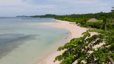 Şeffaf su ve dalgalar Santa Fe, Tablas, Romblon 'daki beyaz kumsalda. Filipinler.