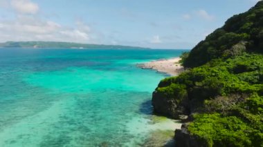 Turkuaz suyu üzerinden Puka Shell Sahili 'ne giden bir turist teknesi. Boracay, Filipinler.