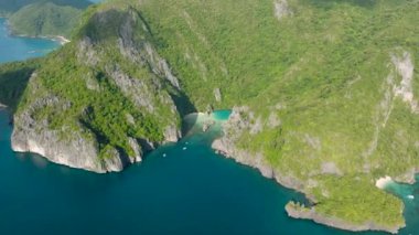 El Nido, Palawan 'daki Cadlao Gölü' nde mavi deniz ve tekneler. Cadlao Adası. Filipinler.