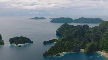 Kum plajı ve adaların üzerinde güzel kaya oluşumları. Miniloc Adası, Inatula Adası ve El Nido, Palawan 'daki Shimizu Adası. Filipinler.
