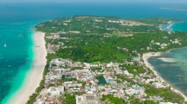 Ticari binalar ve beyaz kumlu sahil plajları. Boracay 'da. Malay 'da bir ada, Aklan. Filipinler.