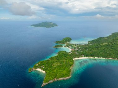 Beyaz kumlu tropik adalar ve mercanlı mavi deniz. Romblon, Filipinler.