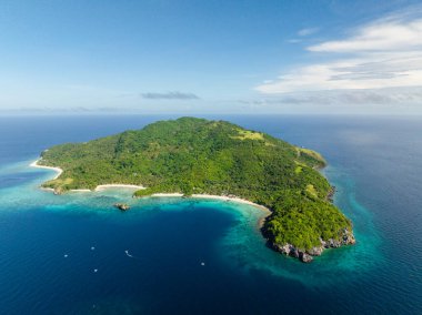 Sahildeki turkuaz suyun kumlu havadan görüntüsü. Cobrador Adası. Romblon, Filipinler.
