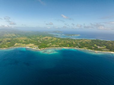 Santa Fe, Tablas, Romblon 'da beyaz kum ve turkuaz suyu olan kıyı şeridi manzarası. Filipinler.