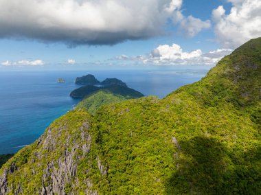 Cadlao Adası 'ndaki dağın tepesinde kireçtaşı kaya oluşumu. El Nido, Palawan. Filipinler.