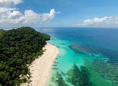 Puka Shell Sahili 'nin kristal berrak su ve beyaz kumla güzel manzarası. Boracay, Filipinler.