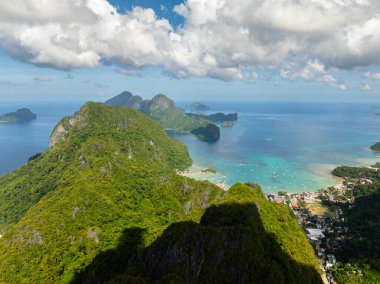 Sahil kasabası yerleşim bölgesiyle uygun. El Nido, Filipinler 'deki adalar.