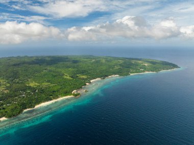 Mercanlar ve mavi denizlerle çevrili tropik ada manzarası. Carabao Adası, Romblon. Filipinler.