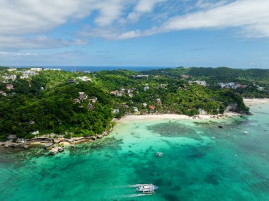 Mercan resifli turkuaz su üzerinde tekneler. Diniwid Sahili 'nde beyaz kum. Boracay Adası. Filipinler.