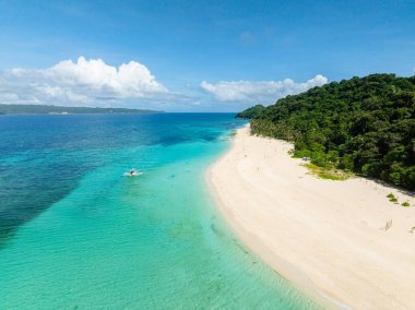 Puka Shell Sahili 'nde beyaz kumlu bir tekne. Boracay Adası. Filipinler.