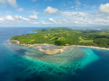 Turkuaz deniz suyu ve mercanlar tropikal sahilde. Santa Fe, Tablas, Romblon. Filipinler.