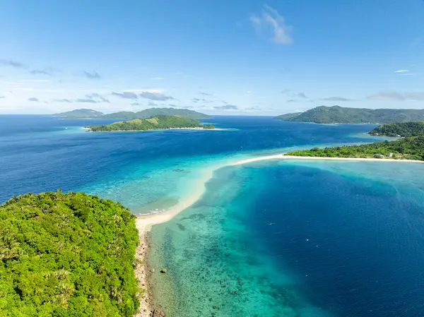 Beyaz kumlu plajların ve dalgaların tropik manzarası. Romblon, Romblon. Filipinler.