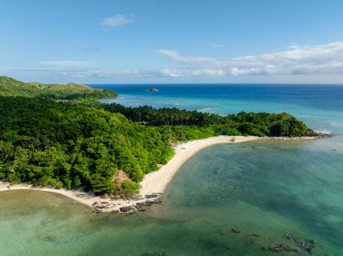 Berrak turkuaz deniz suyuyla tropik kumlu sahil. Santa Fe, Tablas, Romblon. Filipinler.