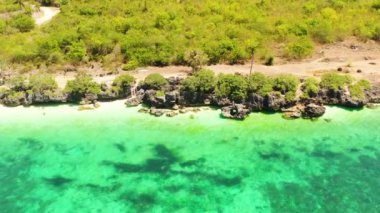 Bantayan Adası sahillerinde kayalıkları ve uçurumları olan tropik bir manzara. Cebu, Filipinler.