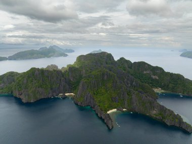 Miniloc Adası 'ndaki beyaz kumlu plajlar. El Nido, Palawan. Filipinler.