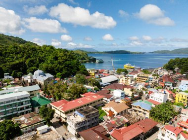 Apartmanı ve binaları olan küçük bir kasaba. Romblon Adası, Romblon, Filipinler.