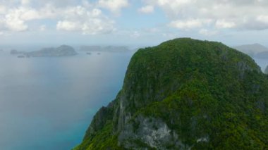 Cadlao Adası 'nda yeşil bitkiler. Mavi deniz ve El Nido 'da küçük adalar. Palawan, Filipinler.